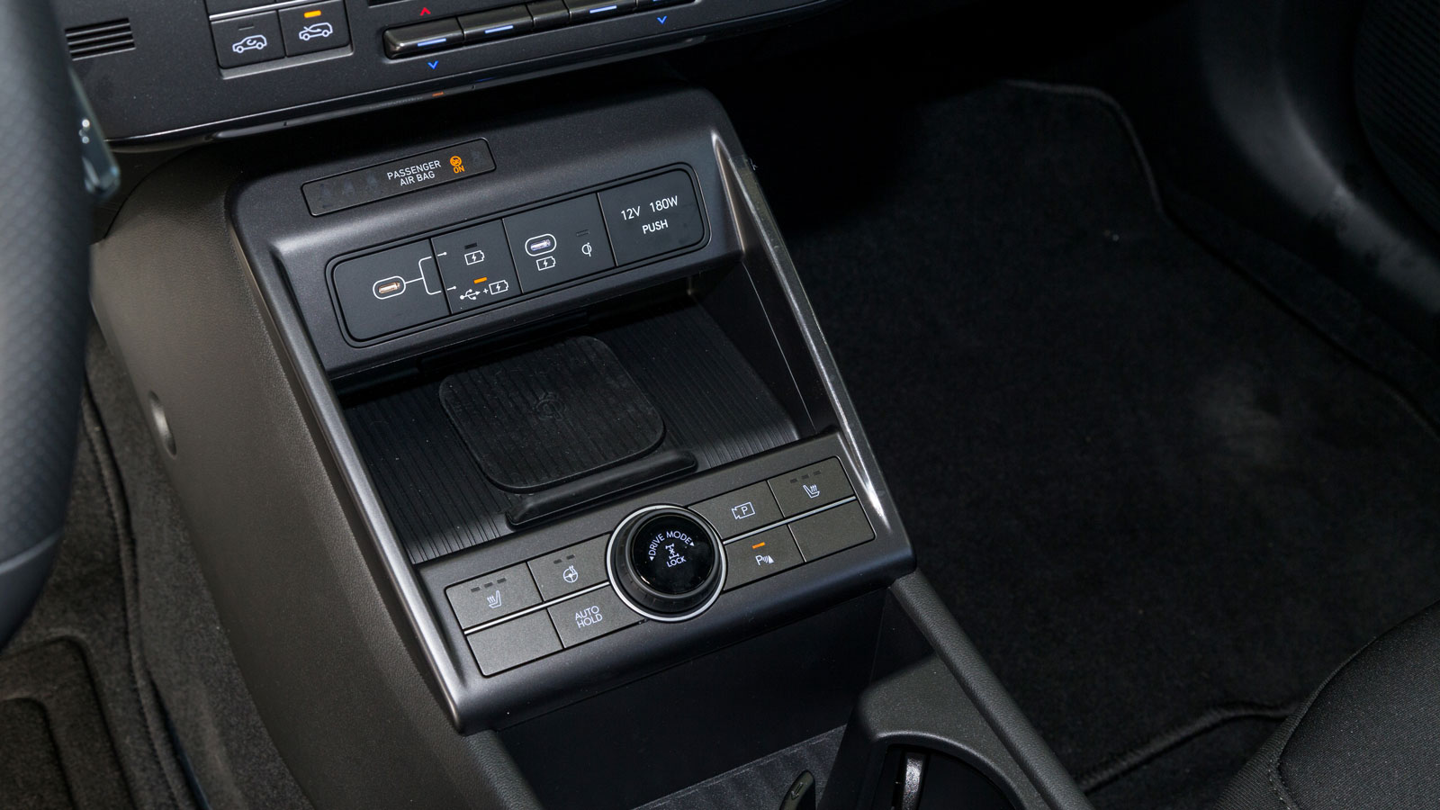 Από τον πιεζοπεριστροφικό επιλογέα ρυθμίζεις τόσο την ένταση απόκρισης του κινητήρα (π.χ. Eco, Sport) όσο και την εμπλοκή της 4κίνησης (υπάρχει και δυ