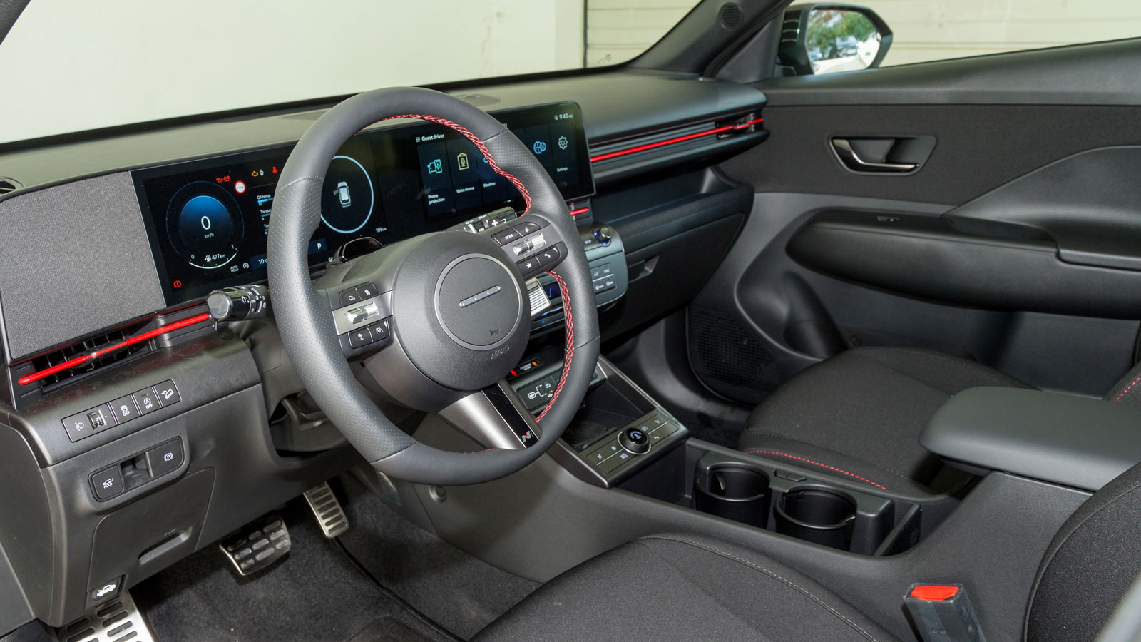 Η κεντρική κονσόλα είναι πραγματικά τεράστια (με δύο ποτηροθήκες και ευμεγέθη τεμπέλη), οι θήκες των πλαϊνών θυρών είναι κάτι παραπάνω από μεγάλες, εν