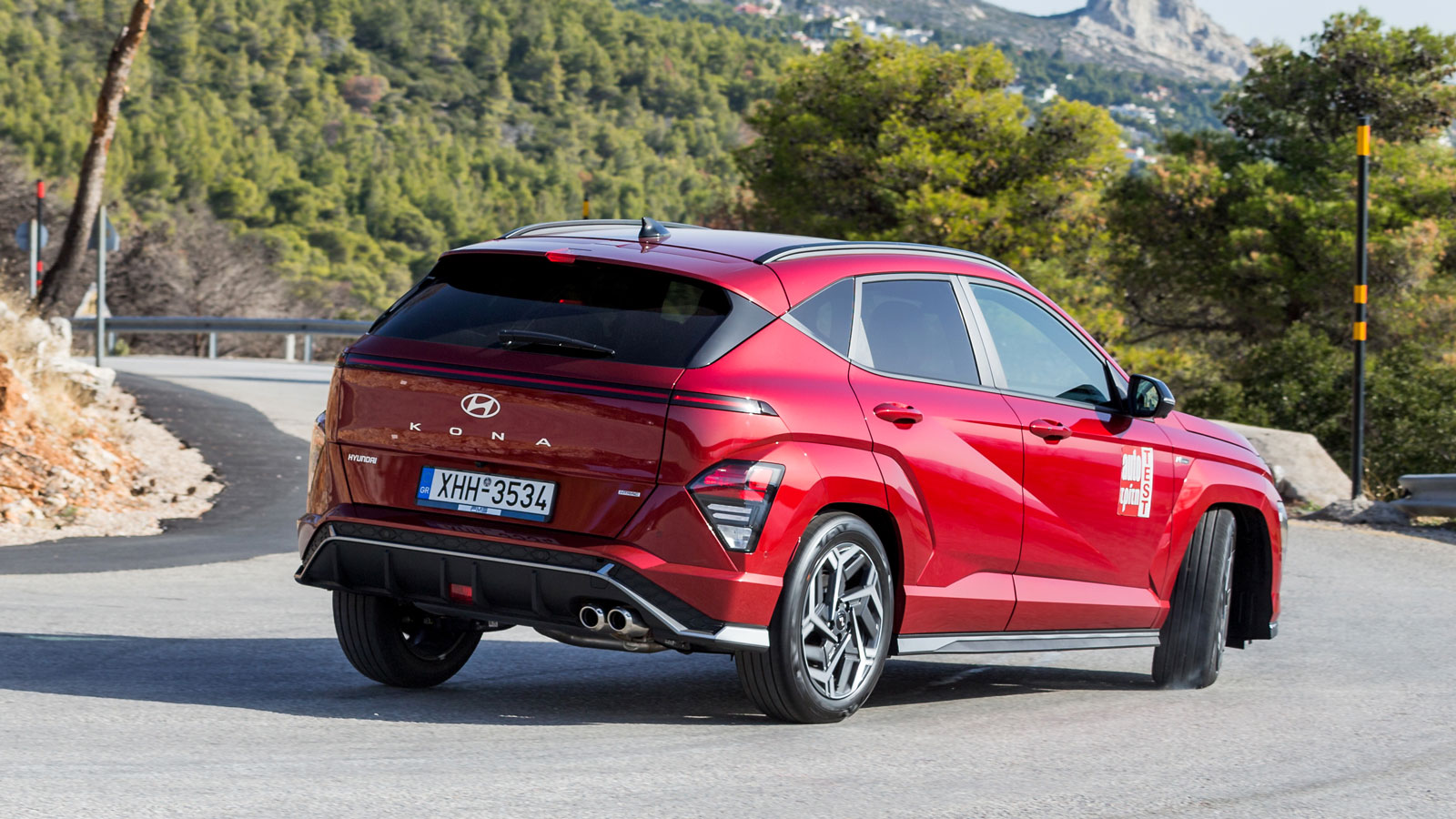 Σε δρόμους με συνεχόμενες καμπές, οι αναρτήσεις και το σύστημα τετρακίνησης θα βάλουν αποφασιστικά το SUV στην είσοδο της στροφής, εξαλείφοντας όποια 