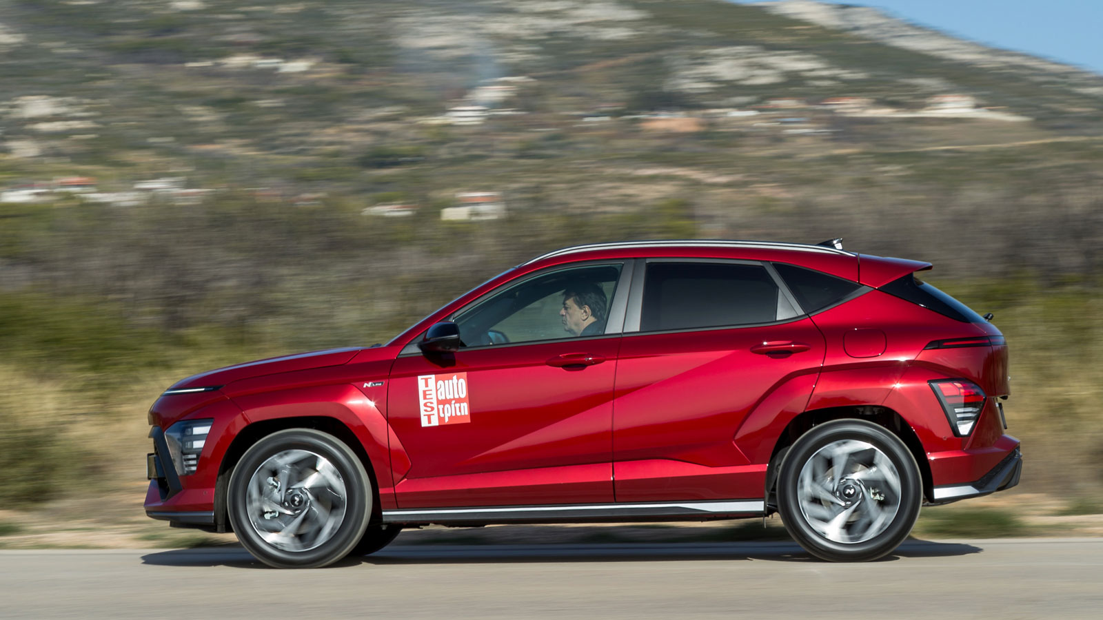 Η αρκετά καλή ηχομόνωση της καμπίνας σε συνδυασμό με την εύρυθμη λειτουργία του βενζινοκινητήρα κρατούν χαμηλά τους αεροδυναμικούς θορύβους, ακόμη και