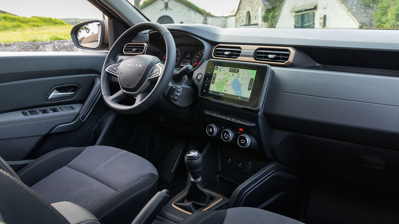 Λιτό αλλά ανθεκτικό φαίνεται το εσωτερικό ένεκα των σκληρών και όχι μαλακών στην αφή πλαστικών. Η 8άρα οθόνη βελτιώνει το τεχνολογικό επίπεδο, όμως δε