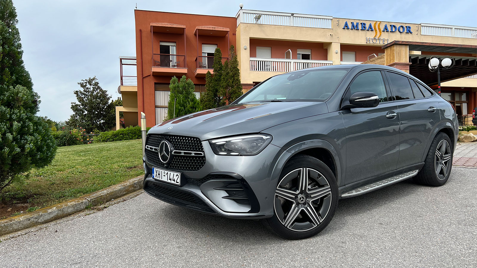 Οι μπαταρίες τόσο οι δικές μας όσο και της Plug-in Hybrid GLE Coupe γέμισαν στο Ambassador Hotel στη Θεσσαλονίκη, κοντά στο αεροδρόμιο, το οποίο προσφ