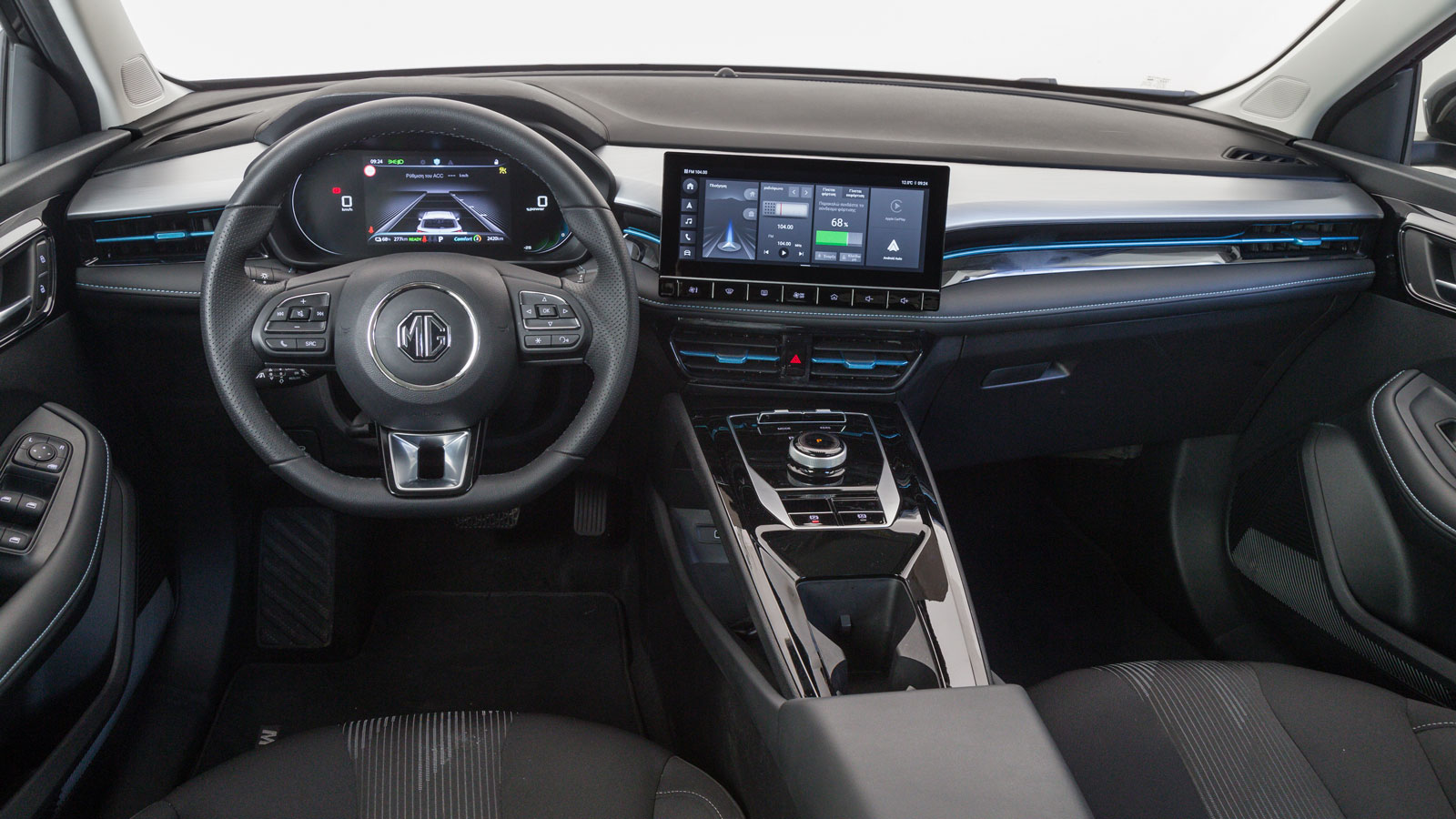 Μιλώντας για την καμπίνα του MG5 η μάρκα κάνει λόγο για «απλοποιημένο εσωτερικό με διακόσμηση Eco-Blue. Αυτό που εμείς λέμε είναι δείχνει φροντισμένη,