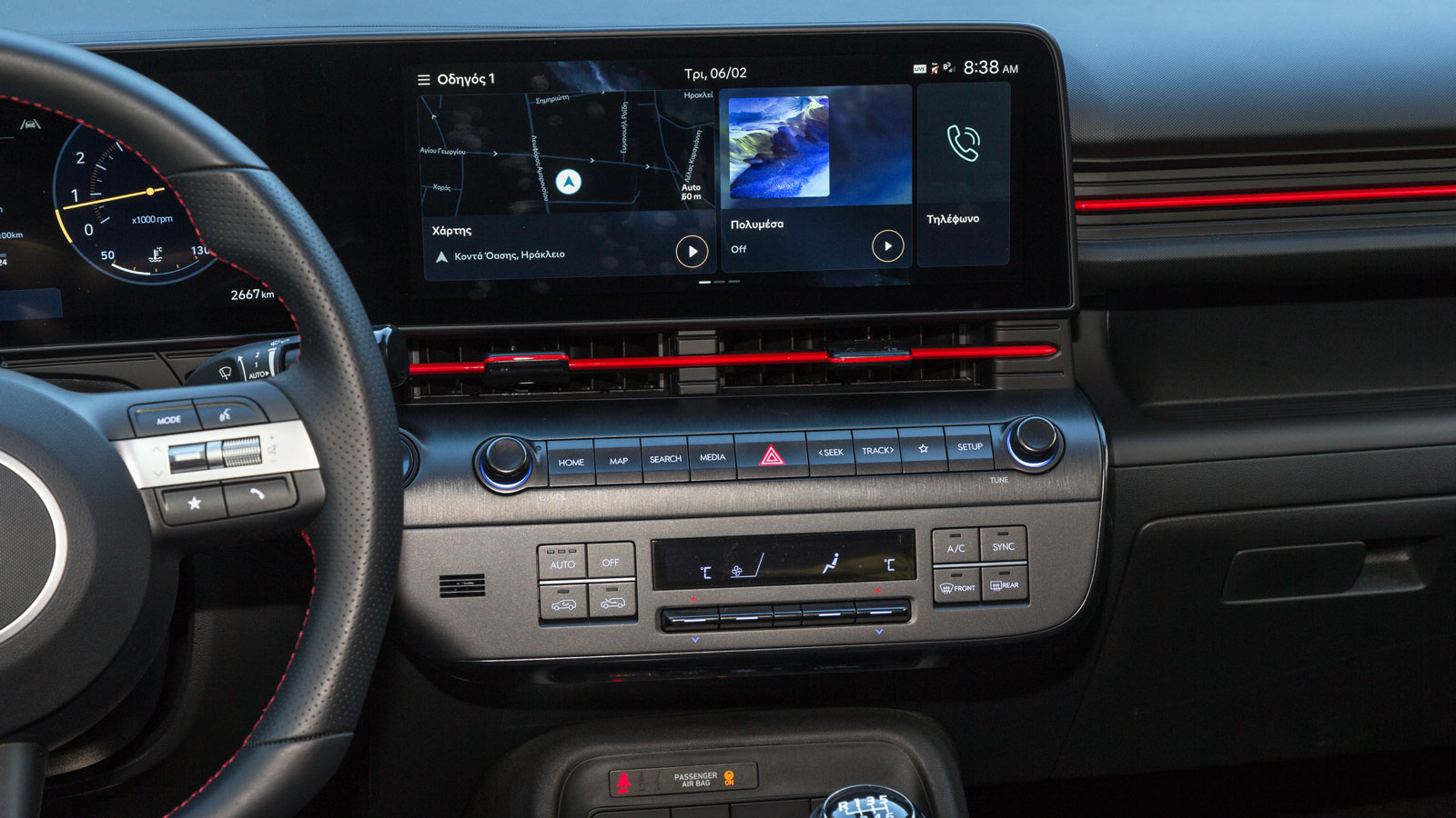 Από το μεσαίο επίπεδο εξοπλισμού Distinctive έχουμε τις δύο οθόνες των 12,3 ιντσών, αμφότερες σε ενιαία διάταξη, οι οποίες συνθέτουν το περίφημο «αιωρ