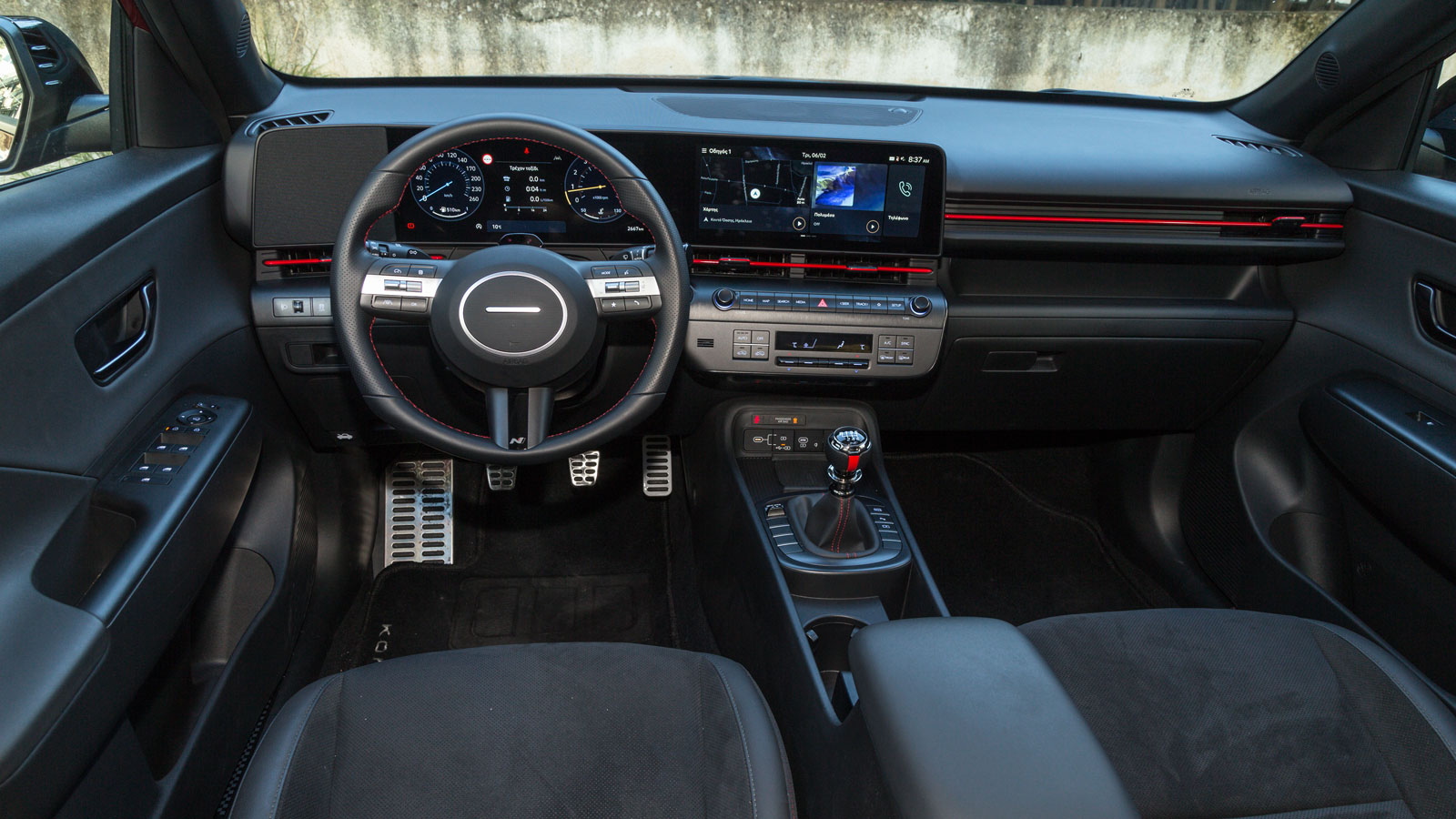 Σύγχρονος ελέω και των δύο τεράστιων οθονών είναι ο εσωτερικός διάκοσμος του Hyundai Kona, πρακτική για τις μπόλικες θήκες αποθήκευσης θα χαρακτηρίζετ