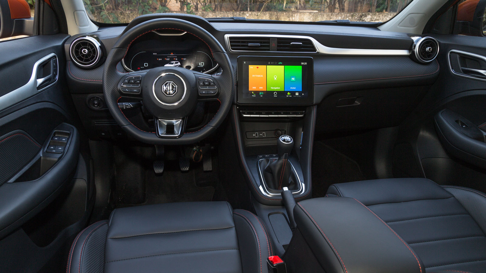 Προσεγμένη ποιοτικά θα χαρακτηρίζαμε την καμπίνα του MG ZS, με τον πλούσιο ψηφιακό εξοπλισμό (δύο ευμεγέθεις οθόνες) να «δένει» το όμορφο αισθητικά απ
