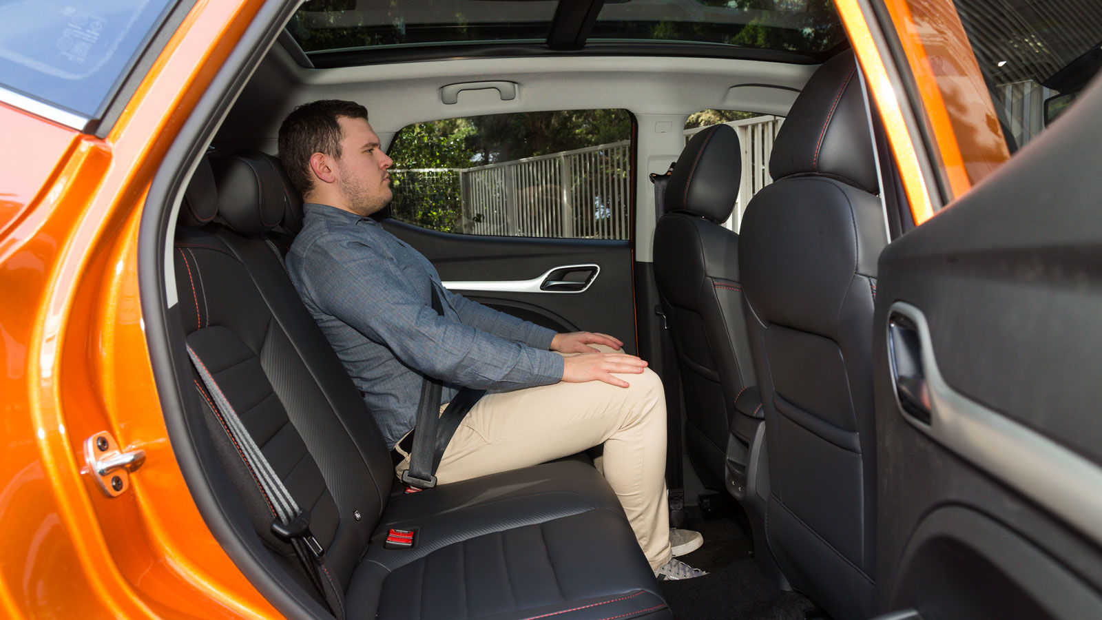 Ακόμη και μπασκετμπολίστας με ύψος 1,9μ. θα βολευτεί στην πίσω καμπίνα του MG ZS, δίχως φοβάται για το κεφάλι του ή να δυσκολεύεται να βάλει τα πόδια 