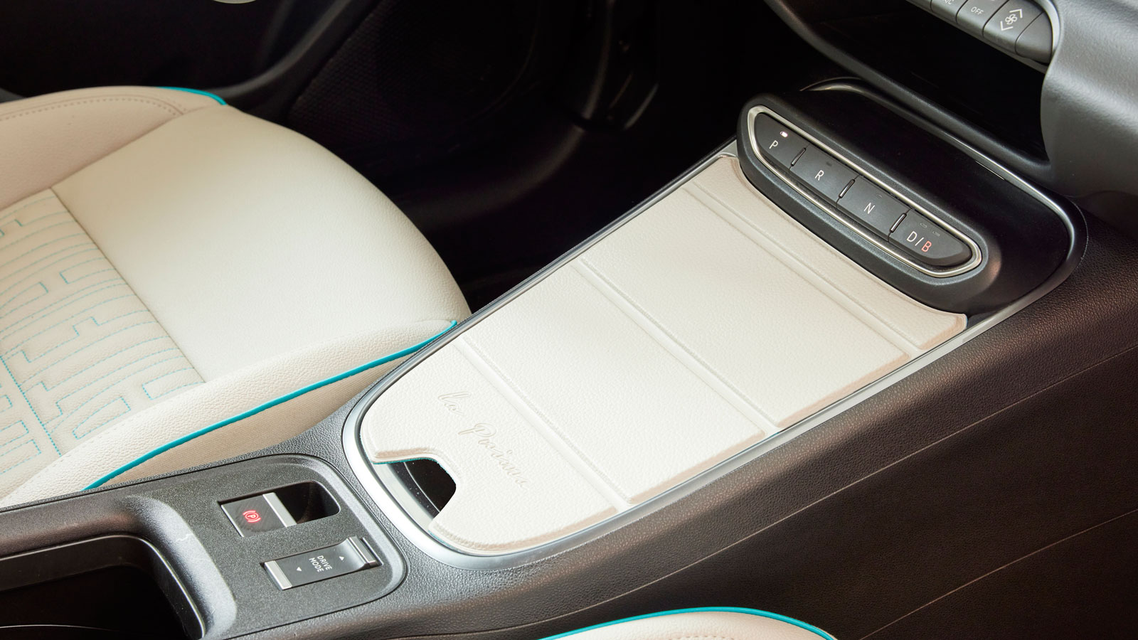 Συγκριτικά με την ήπια υβριδική έκδοση, το Fiat 600e διαθέτει 3 προγράμματα παραμετροποίησης οδήγησης, με τον αντίστοιχο επιλογέα τοποθετημένο ακριβώς