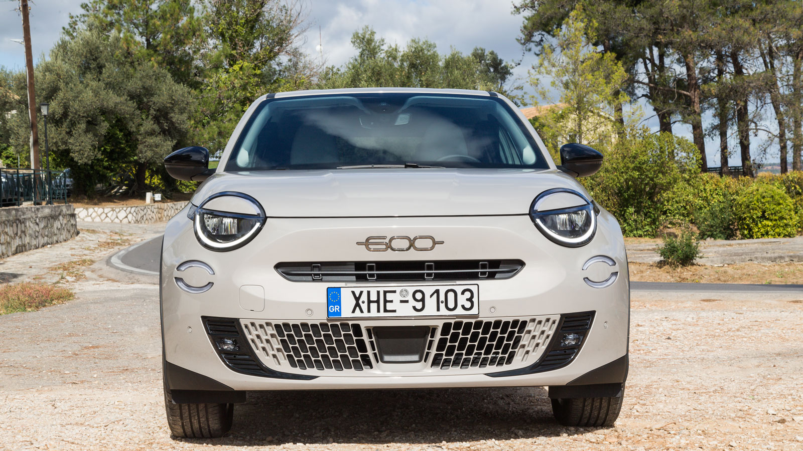 Στο εμπρός μέρος του Fiat 600e θα σταθούμε στους χαρακτηριστικούς LED στρογγυλούς προβολείς, με τους πιο παρατηρητικούς να βλέπουμε μικροδιαφορές στην