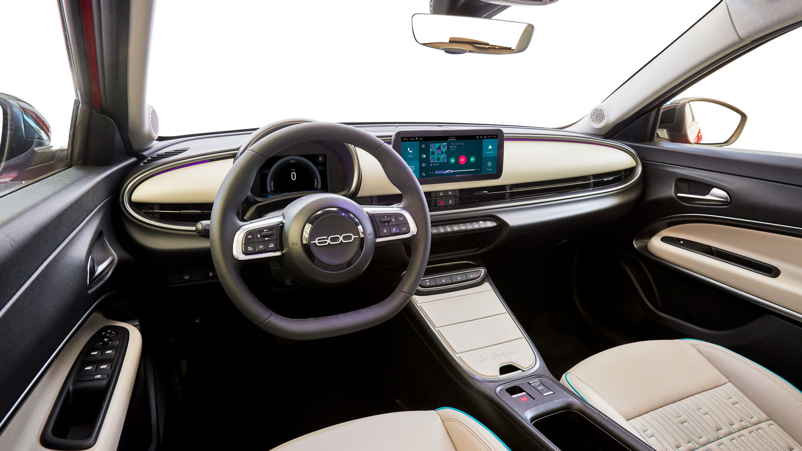 Η καμπίνα του Fiat 600e διατηρεί το όμορφο αισθητικό της αποτέλεσμα, με τις αντίστοιχες λύσεις πρακτικότητας του ήπια υβριδικού μοντέλου (π.χ. μικρή θ