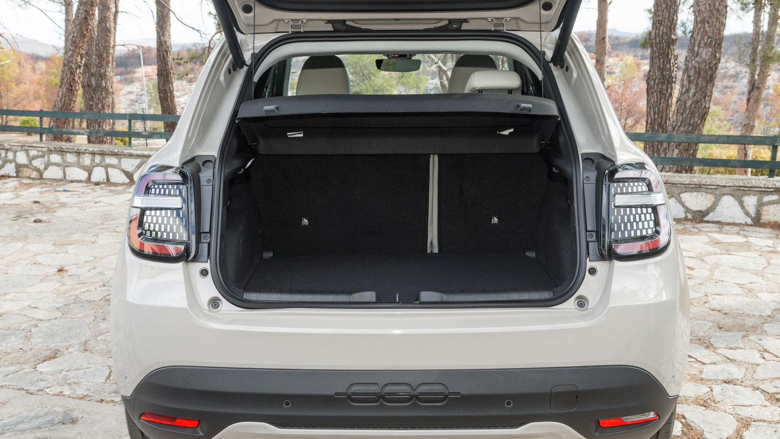 Μικρό για τα δεδομένα της κατηγορίας είναι το πορτ-μπαγκάζ του ηλεκτρικού Fiat 600, που χάνει 15 λίτρα από τη συνολική του χωρητικότητα λόγω της μπατα