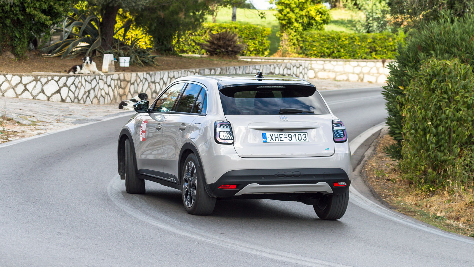 Μέσα στην πόλη το Fiat 600e κερδίζει πόντους με την ευελιξία και την ευκολία χρήσης του, ενώ εκτός αυτής και σε πιο γρήγορους ρυθμούς διατηρείται στην