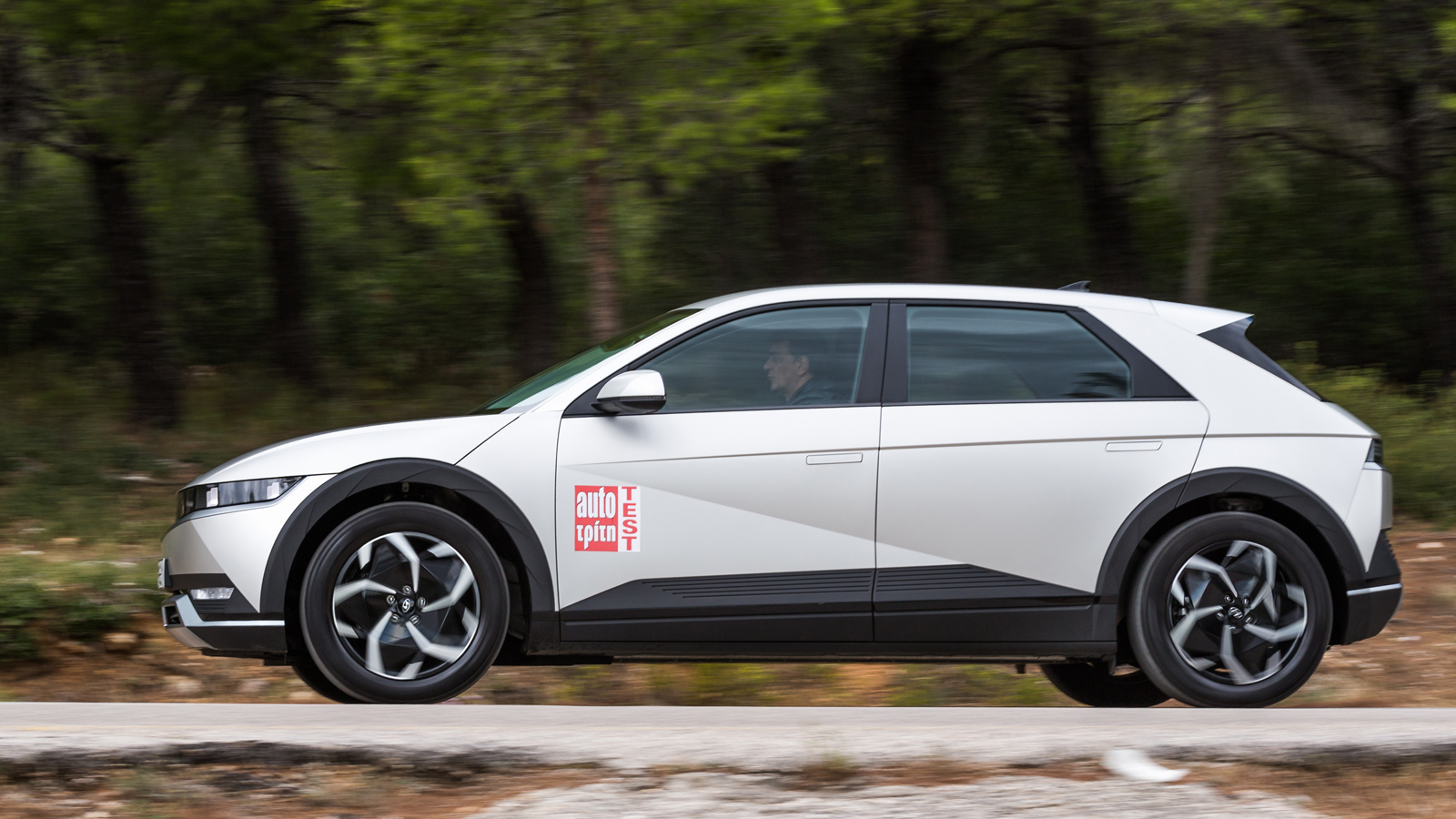 H πλατφόρμα E-GMP δίνει στο Ioniq 5 τη δυνατότητα φόρτισης 800V, κάτι που toy επιτρέπει να φορτίσει από 10 έως 80 τοις εκατό σε μόλις 18 λεπτά, σύμφων