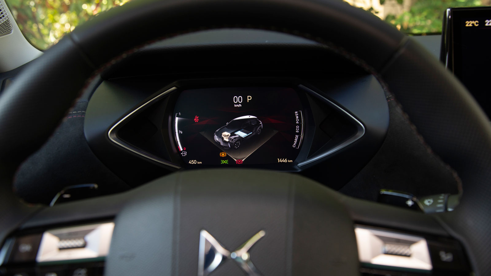 Στον ψηφιακό πίνακα οργάνων του DS 3 Hybrid βλέπεις σε πραγματικό χρόνο τη λειτουργία του συστήματος, με πληροφορίες για τη φόρτιση της μπαταρίας και 
