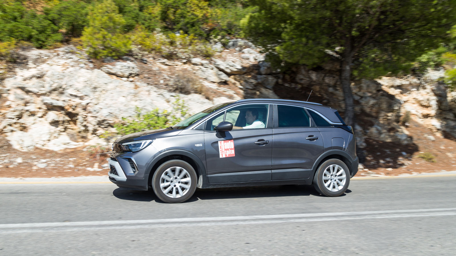 H λειτουργία του 1.200άρη PureTech στην αυτόματη έκδοση των 130 ίππων είναι πολιτισμένη και μόνο ψηλά θα φανεί η 3κύλινδρη φύση του κυρίως ηχητικά και