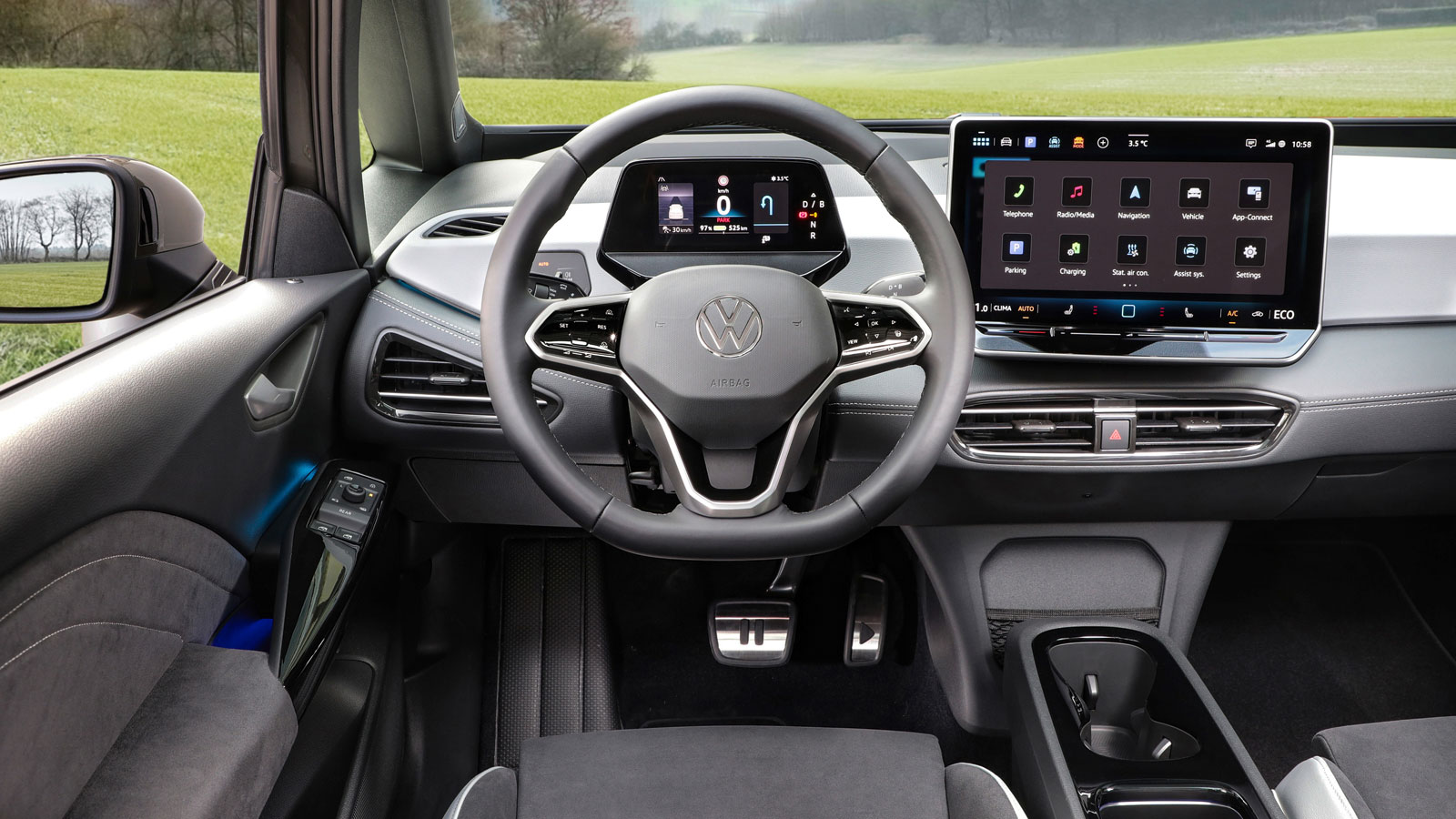 Από την εισαγωγική έκδοση εξοπλισμού το Volkswagen ID.3 έχει έγχρωμη οθόνη αφής 12,9 ιντσών, η οποία υποστηρίζει ασύρματη συνδεσιμότητα Apple CarPlay 