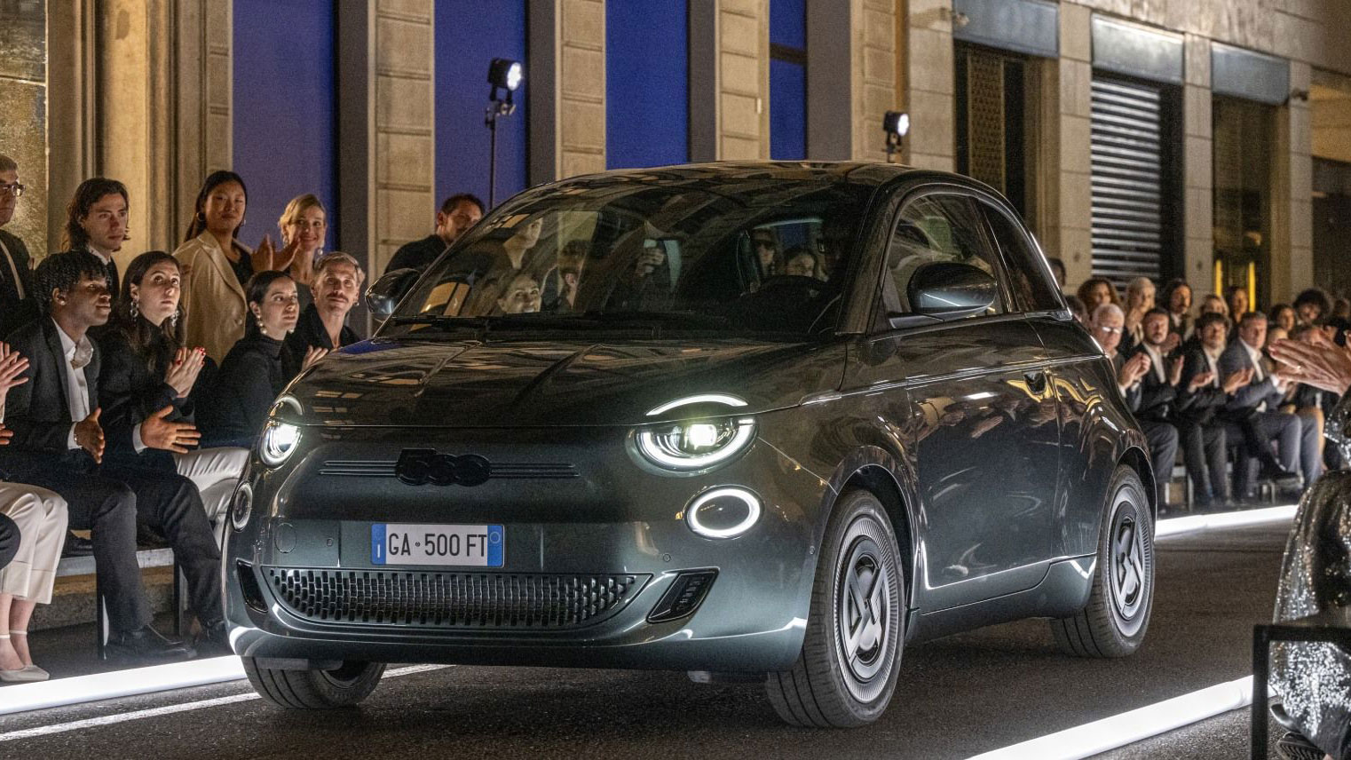 Λανσάρεται στην Ευρώπη το Fiat 500e με την υπογραφή του Giorgio Armani