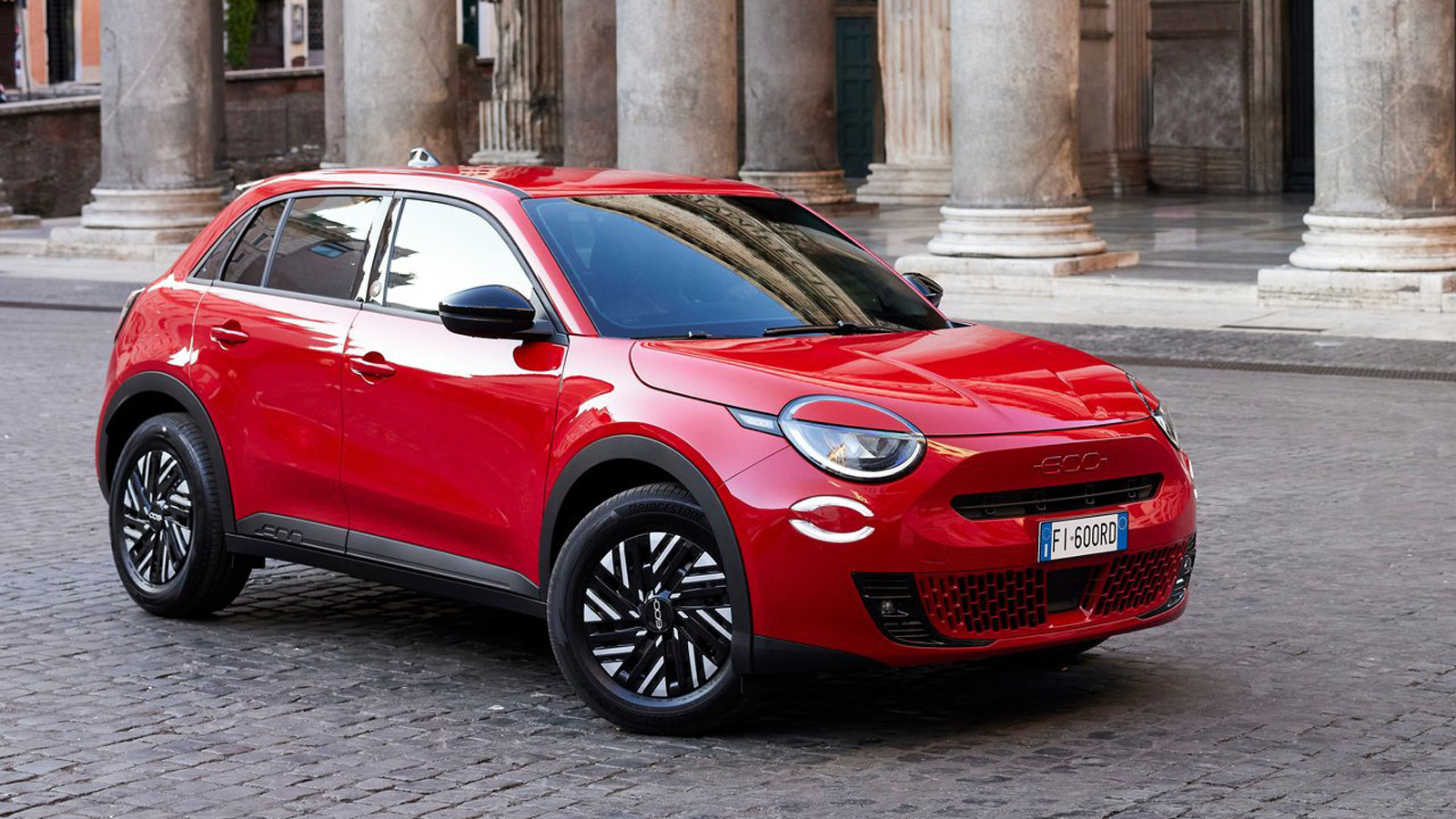 Το ιταλικό DNA της Fiat εκφράζεται μέσω των ρετρομοντέρνων γραμμών με τους στρογγυλούς προβολείς και τα LED φώτα ημέρας, ενώ η υπογραφή «600» κοσμεί τ