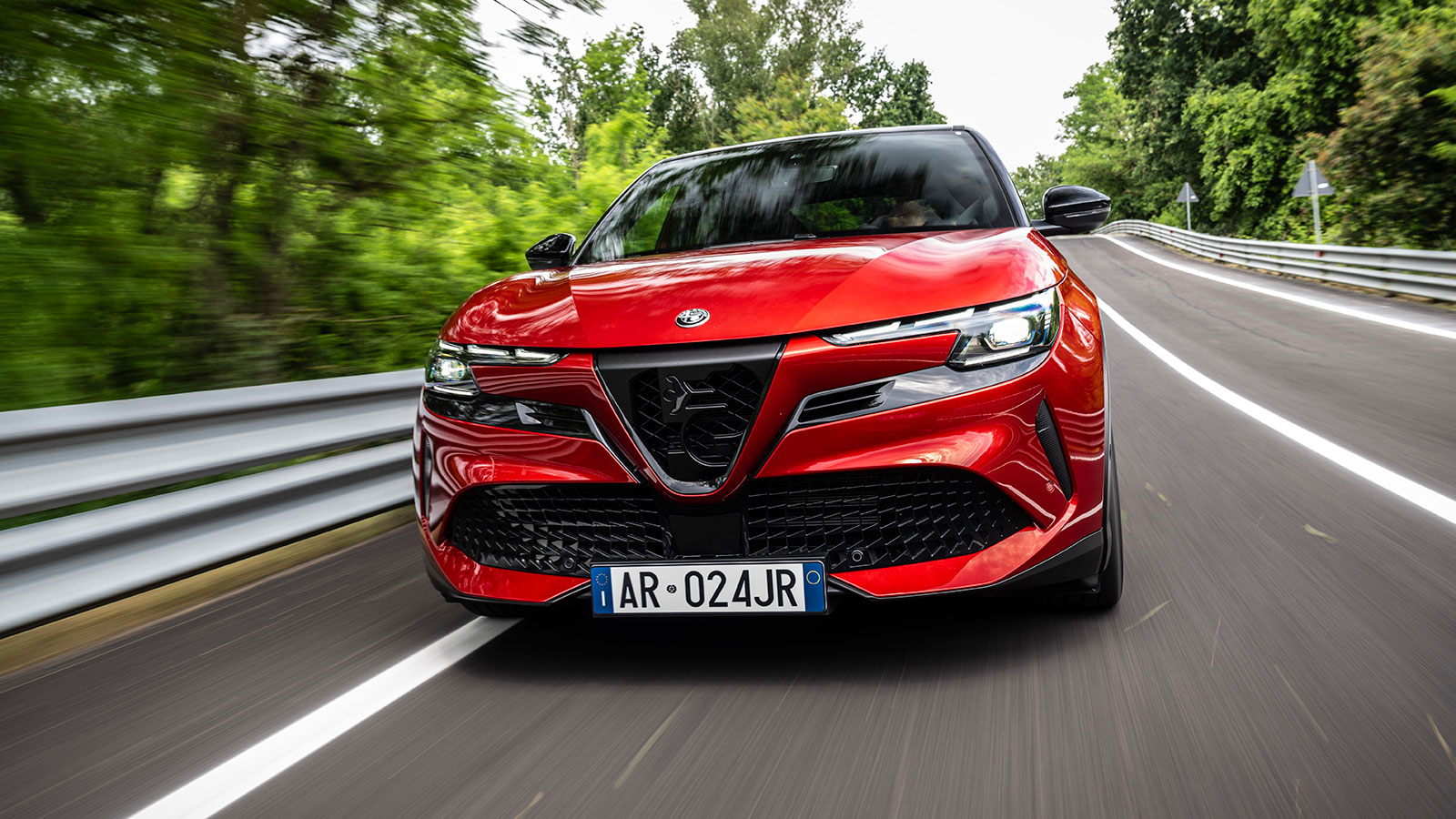 Η Alfa Romeo Junior (4.173 χλστ.) έχει δυναμική προσέγγιση στη σχεδίασή της, η οποία θα λέγαμε πως ξεχωρίζει σε ολόκληρη την κατηγορία. Το μάτι πέφτει