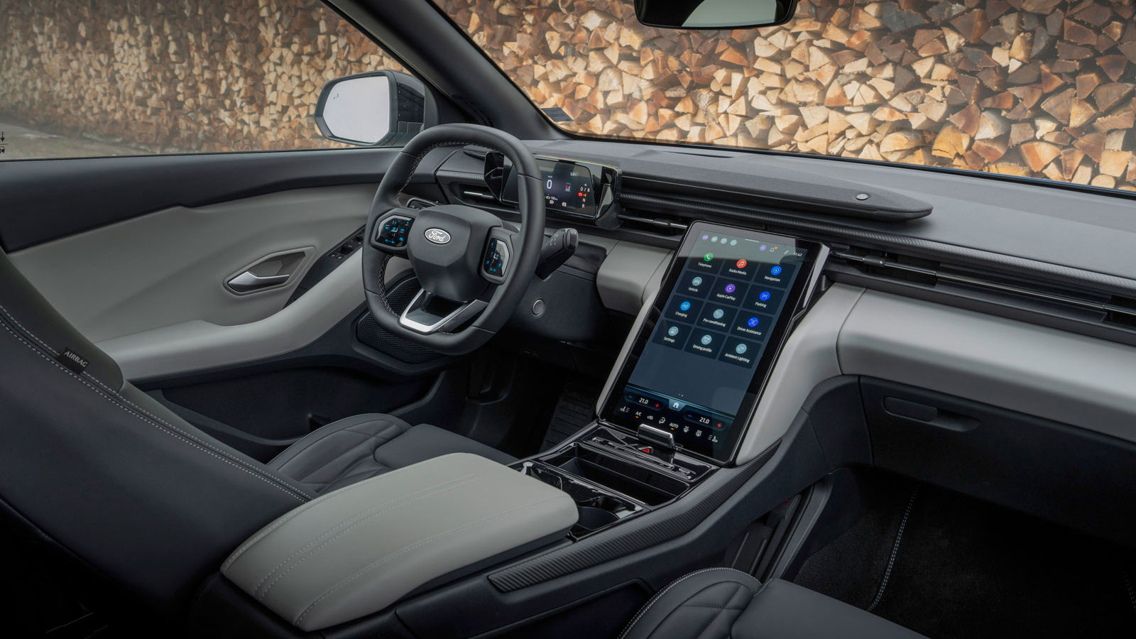 Τα δύο SUV της Ford έχουν ξεκάθαρα digital εσωτερικό περιβάλλον, με έναν μικρό ψηφιακό πίνακα μπροστά από τον οδηγό (5,3 ίντσες) και μία τεράστια οθόν