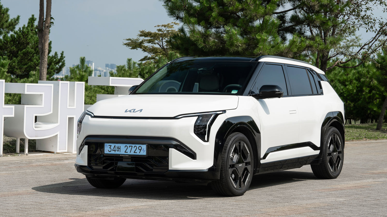 Το Kia EV3 έχει μήκος 4,3 μέτρα, πλάτος 1,85μ. και ύψος 1,56 μέτρα, δίνει όμως μια αίσθηση άφθονου όγκου και ταυτόχρονα χάρη στις καθαρές, μίνιμαλ, χω