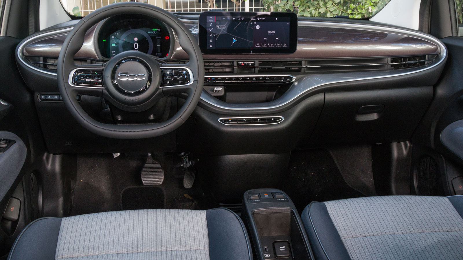 Στο Fiat 500e, το σύστημα πολυμέσων R1H με έγχρωμη οθόνη αφής 10,25 ιντσών υποστηρίζει ασύρματος Apple CarPlay και Android Auto, για να συνδέσεις το κ
