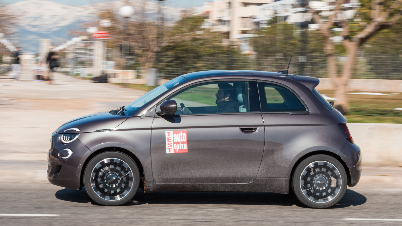Το Fiat 500e έχει 3 οδηγικά προφίλ τα οποία ελέγχουν και την ανάκτηση ενέργειας (Normal, Range και Sherpa για οδήγηση με ένα πεντάλ και μεγαλύτερη ανά