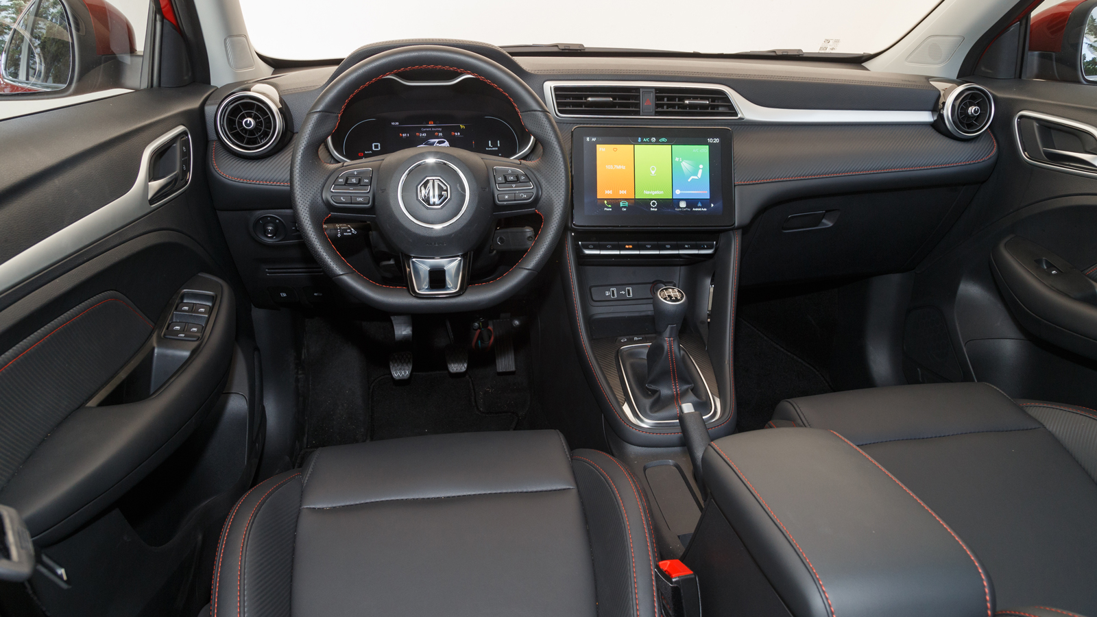 Η ούτως ή άλλως ποιοτική καμπίνα του MG ZS αναβαθμίζεται ψηφιακά Virtual Cockpit Display πίνακα οργάνων από τη 2η εξοπλιστική έκδοση Luxury (20.550 ευ