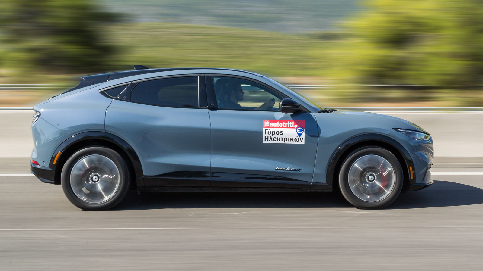 Στο πρώτο test αυτονομίας η Ford Mustang Mach-E είχε μέση κατανάλωση στις 22 kWh/100 χλμ., νούμερο που σε συνθήκες ζέστης αφενός «πέφτει» στο 19 kWh, 