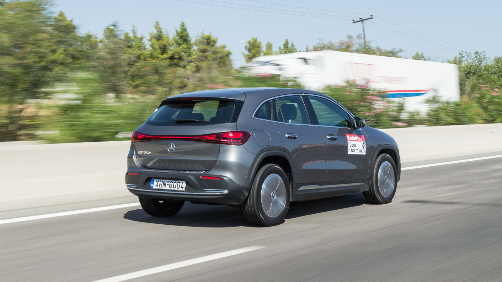 Η Mercedes EQA 250+ είναι συγκλονιστικά στιβαρή και σε συνδυασμό με την πληθώρα των ηλεκτρονικών συστημάτων υποβοήθησης προσφέρει ένα ξεχωριστό αίσθημ