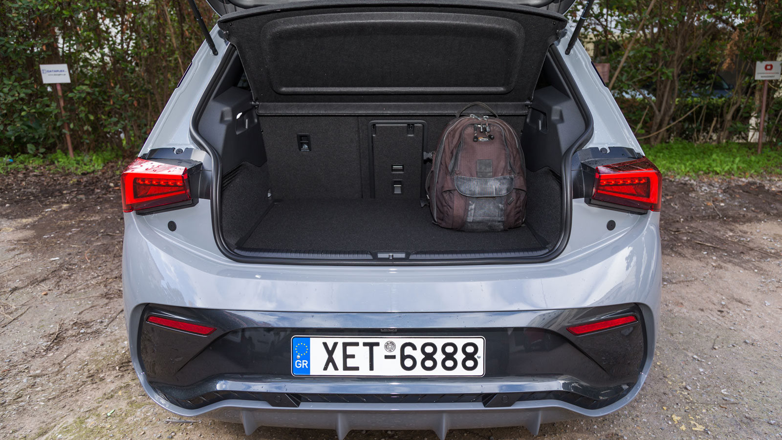 Ο χώρος αποσκευών του CUPRA Born είναι στα 385 λίτρα, κοντά στον μέσο όρο της κατηγορίας.