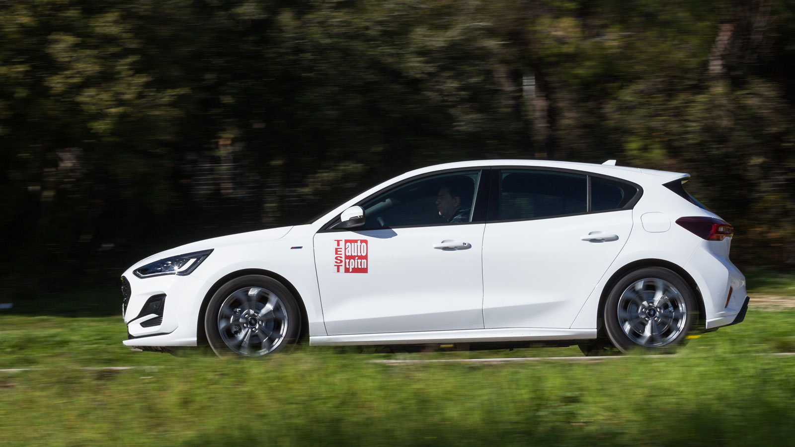 Σχεδόν... αποκομμένη από εξωτερικούς θορύβους είναι η καμπίνα του Focus, με τον 1.000άρη EcoBoost να λειτουργεί εύρυθμα και πολιτισμένα, ακόμη και σε 