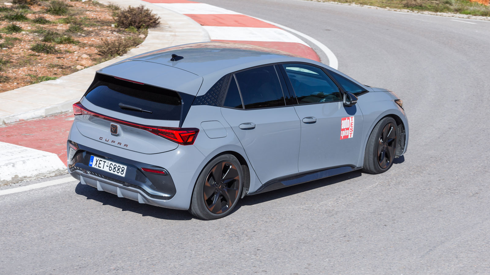 Η πίσω ανάρτηση πολλαπλών συνδέσμων εξασφαλίζει ικανοποιητική άνεση στο CUPRA Born, κυρίως όμως ελέγχει απόλυτα τις κλίσεις στις στροφές στο βάρος 1.7