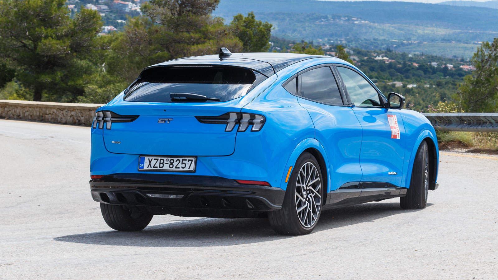 Ακόμη και στο όριο η Mustang Mach-E GT παρουσιάζεται εντυπωσιακά σταθερή και ακλόνητη, με την ανάρτηση Magneride να κάνει τη διαφορά, μεταφέροντας ομα