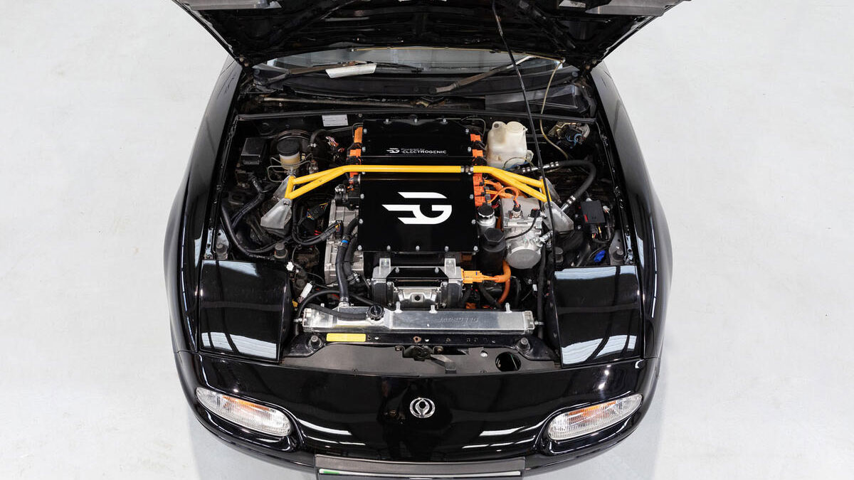 Mazda MX-5 αφήνει τον βενζινοκινητήρα για ηλεκτρικό μοτέρ με 162 άλογα