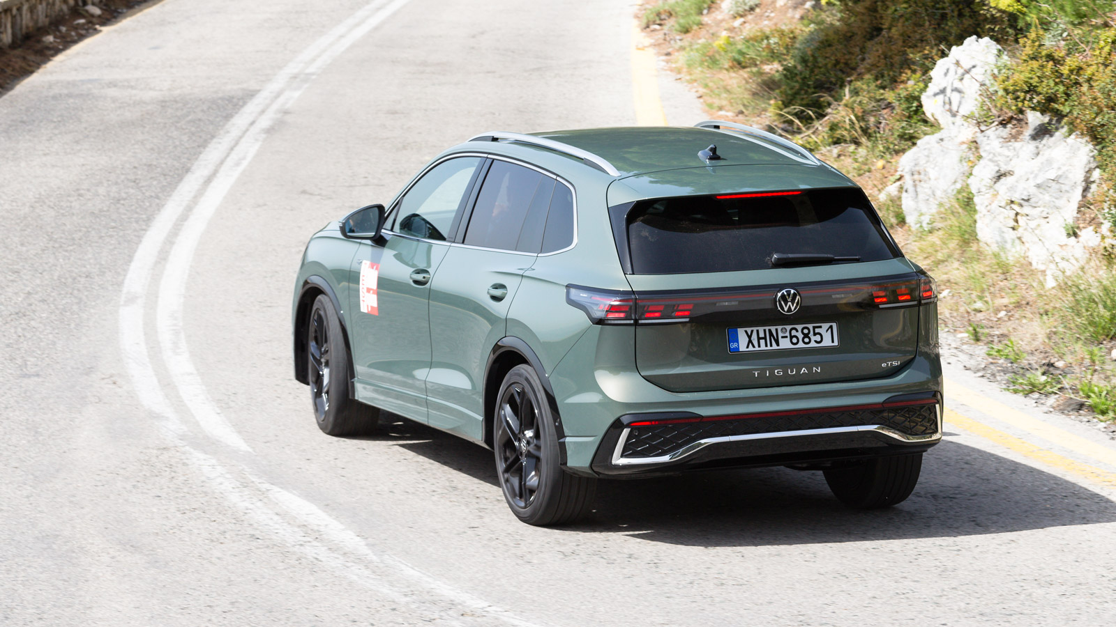 Χάρη στο άμεσο και ακριβές τιμόνι και την εξαιρετική σουίτα συστημάτων ασφαλείας και υποβοήθησης, η συνολική αίσθηση του VW Tiguan προσφέρει σιγουριά 