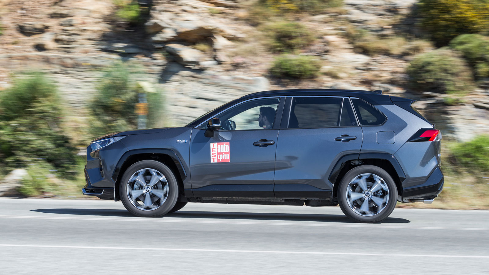 Το υβριδικό Toyota RAV4 χρησιμοποιεί ένα σύστημα βασισμένο σε έναν 2,5λιτρο βενζινοκινητήρα. Αυτός λειτουργεί σε κύκλο Atkinson με άμεσο και έμμεσο ψε
