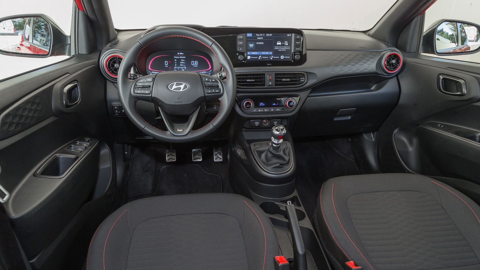 Η καμπίνα του ανανεωμένου Hyundai i10 είναι μοντέρνα και «αγωνιστική», με συγκεκριμένες πινελιές να έρχονται από την εμπειρία των Κορεατών στον κόσμο 