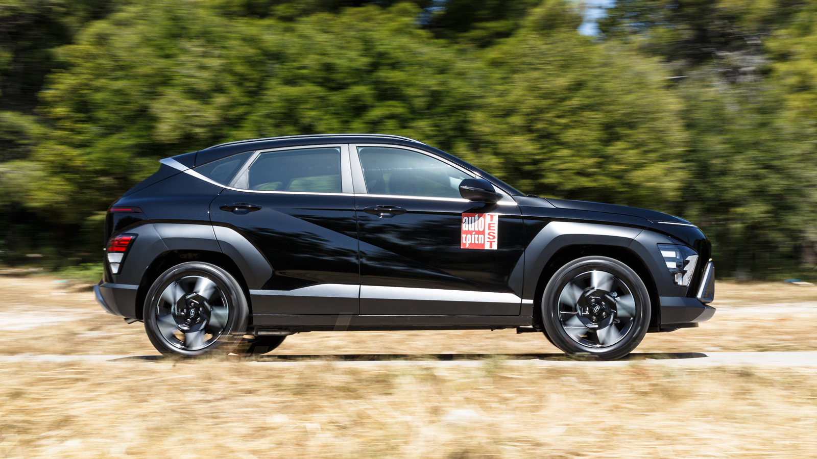 Η μέση κατανάλωση που μετρήσαμε στο αυτόματο 1000άρι Kona των 120 ίππων ήταν 8,2 λτ./100 χλμ. ενώ στο χειροκίνητο ήπια υβριδικό (120 PS) ήταν γύρω στα
