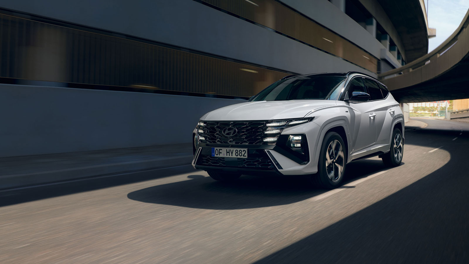 το ανανεωμένο Hyundai Tucson λαμβάνει μία νέα μάσκα, επανασχεδιασμένους μπροστά και πίσω προφυλακτήρες, αλλά και μία νέα υπογραφή στα LED φώτα ημέρας