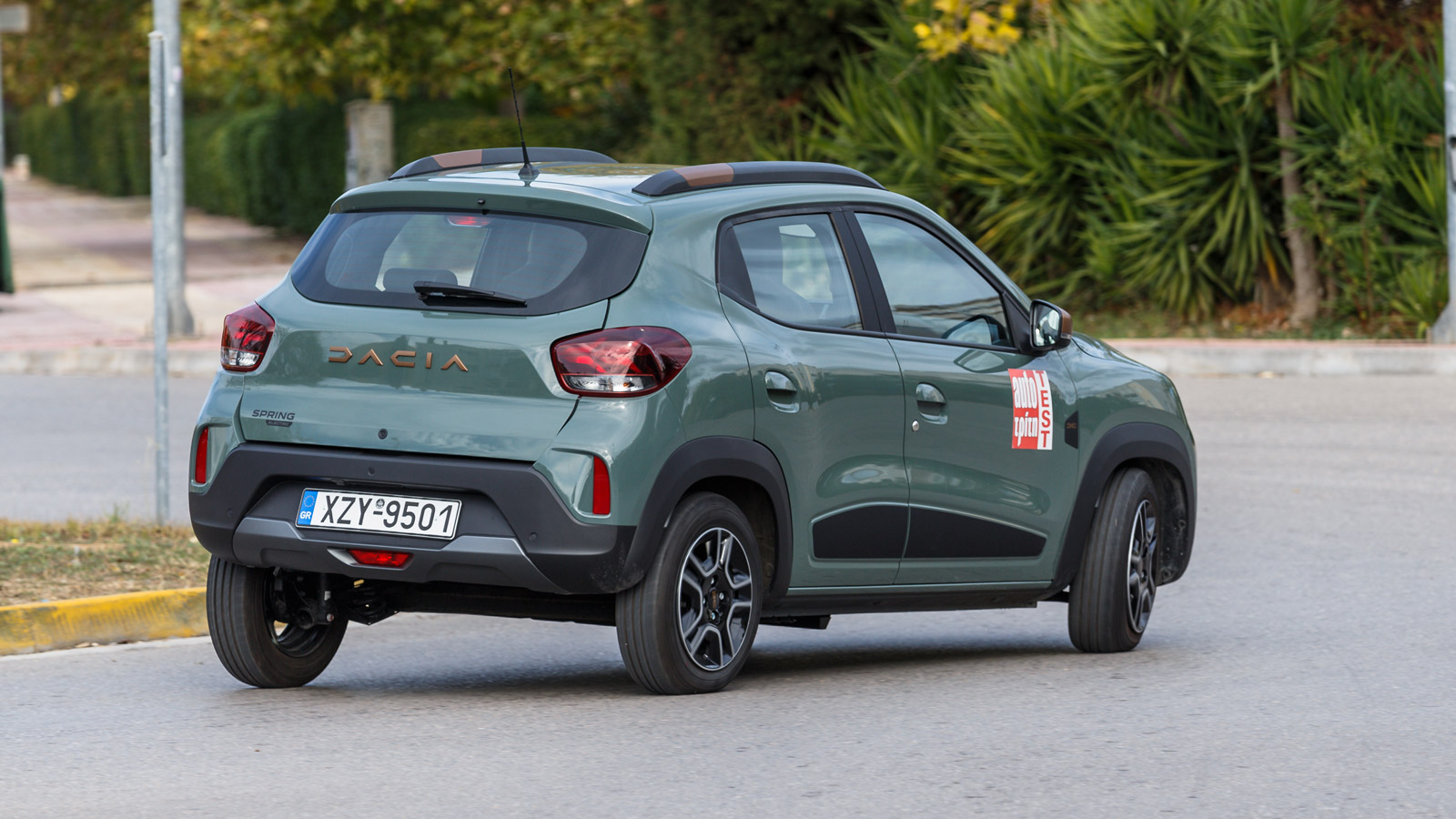 Οι compact διαστάσεις του Dacia Spring (κύκλος στροφής 9,5 μ.) και το ελαφρύ τιμόνι χαρίζουν κορυφαία ευελιξία στους δρόμους τις πόλης, ενώ κάνουν παι