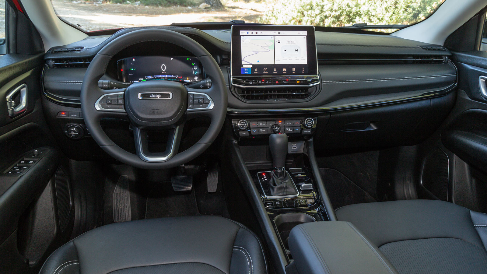 Εκτός από υψηλό τεχνολογικό επίπεδο, το εσωτερικό του Compass διακρίνεται για την καλή του συναρμολόγηση από ποιοτικά υλικά που προσφέρουν premium αέρ