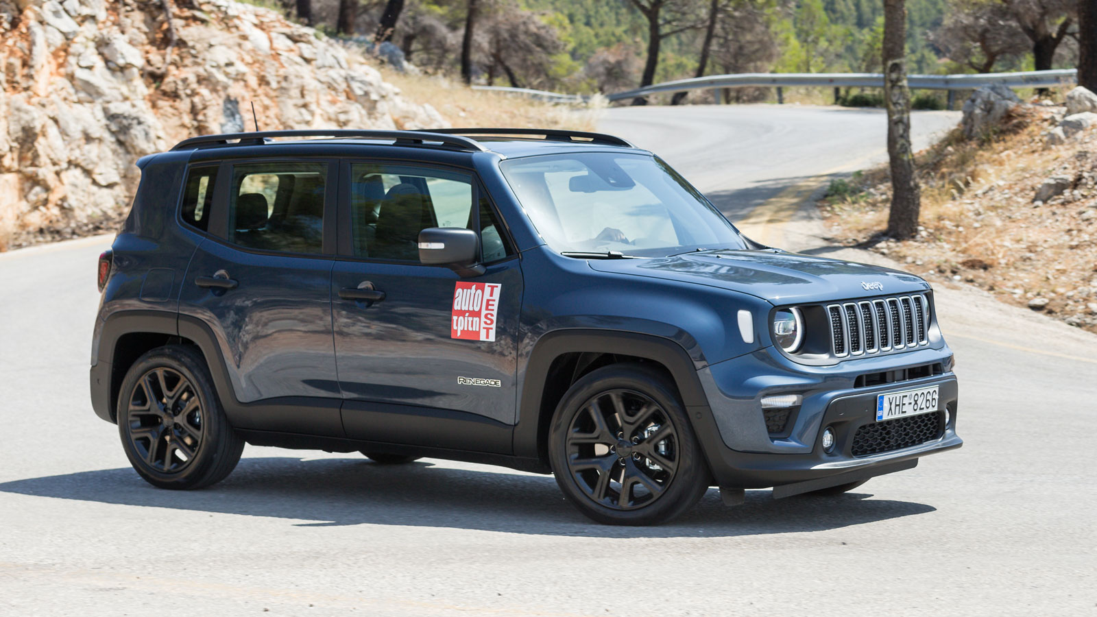 Το τετραγωνισμένο αμάξωμα, η κλασσική η μάσκα με τις εφτά κάθετες γρίλιες, αλλά και οι μεγάλοι θόλοι των τροχών καθιστούν το Renegade άμεσα αναγνωρίσι