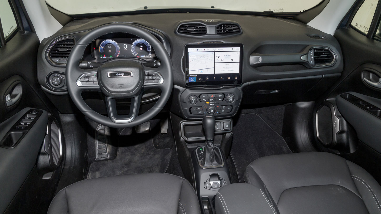 Ακόμη πιο ψηφιακό σε σχέση με προ-αναβάθμισης μοντέλο είναι το εσωτερικό του Jeep Renegade, χάρη νέα στάνταρ οθόνη 10,1 ιντσών για το infotainment (απ