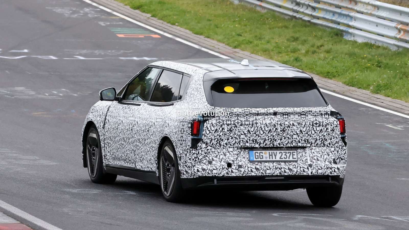 Το νέο Kia EV4 «πιάστηκε» σε δοκιμές στο Nurburgring