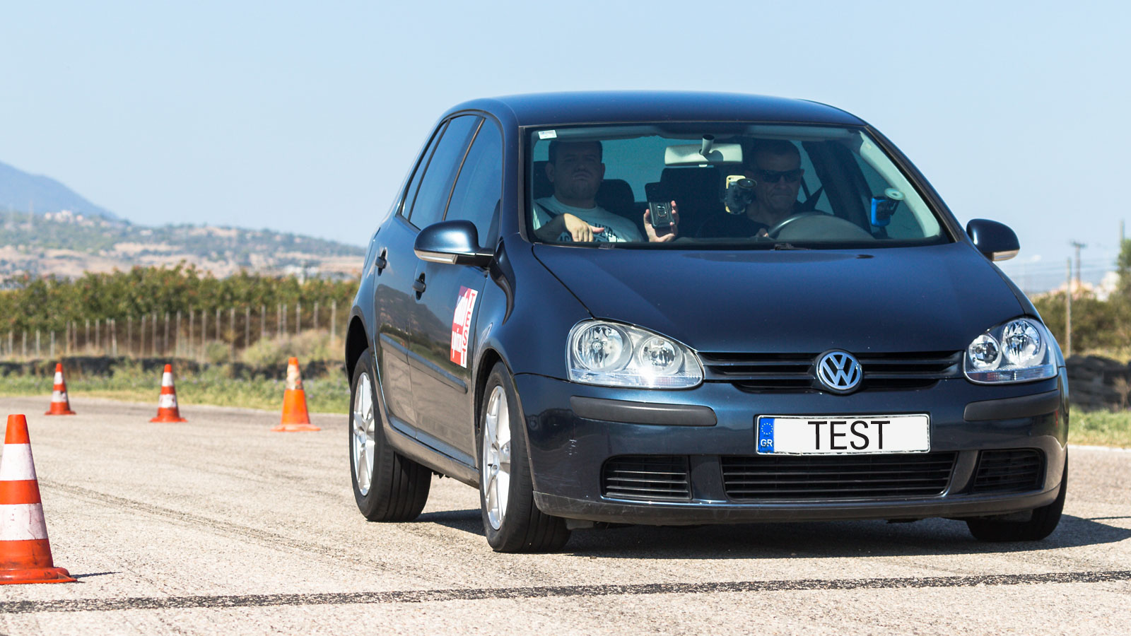 Φρενάρισμα που θυμίζει αγωνιστικό αυτοκίνητο έχει στο στεγνό το νέο Falken Ziex ZE320 (100-0 χλμ./ώρα σε 35,6 μ.).