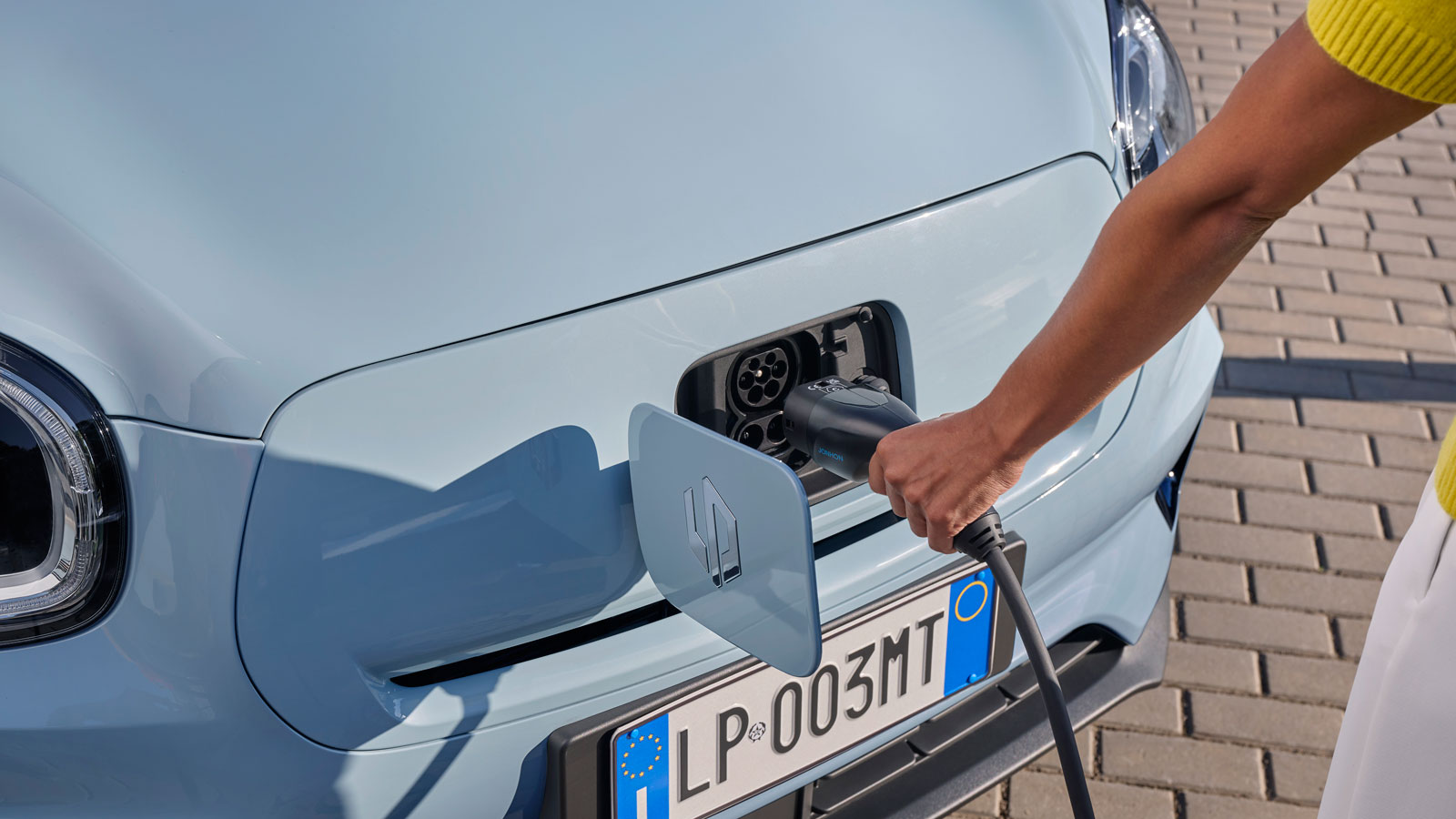 Το Leapmotor T03 έχει ενσωματωμένο φορτιστή ισχύος 6,6 kW, ο οποίος φορτίζει το 30-80% σε περίπου 3,5 ώρες, σε έναν οικιακό φορτιστή.