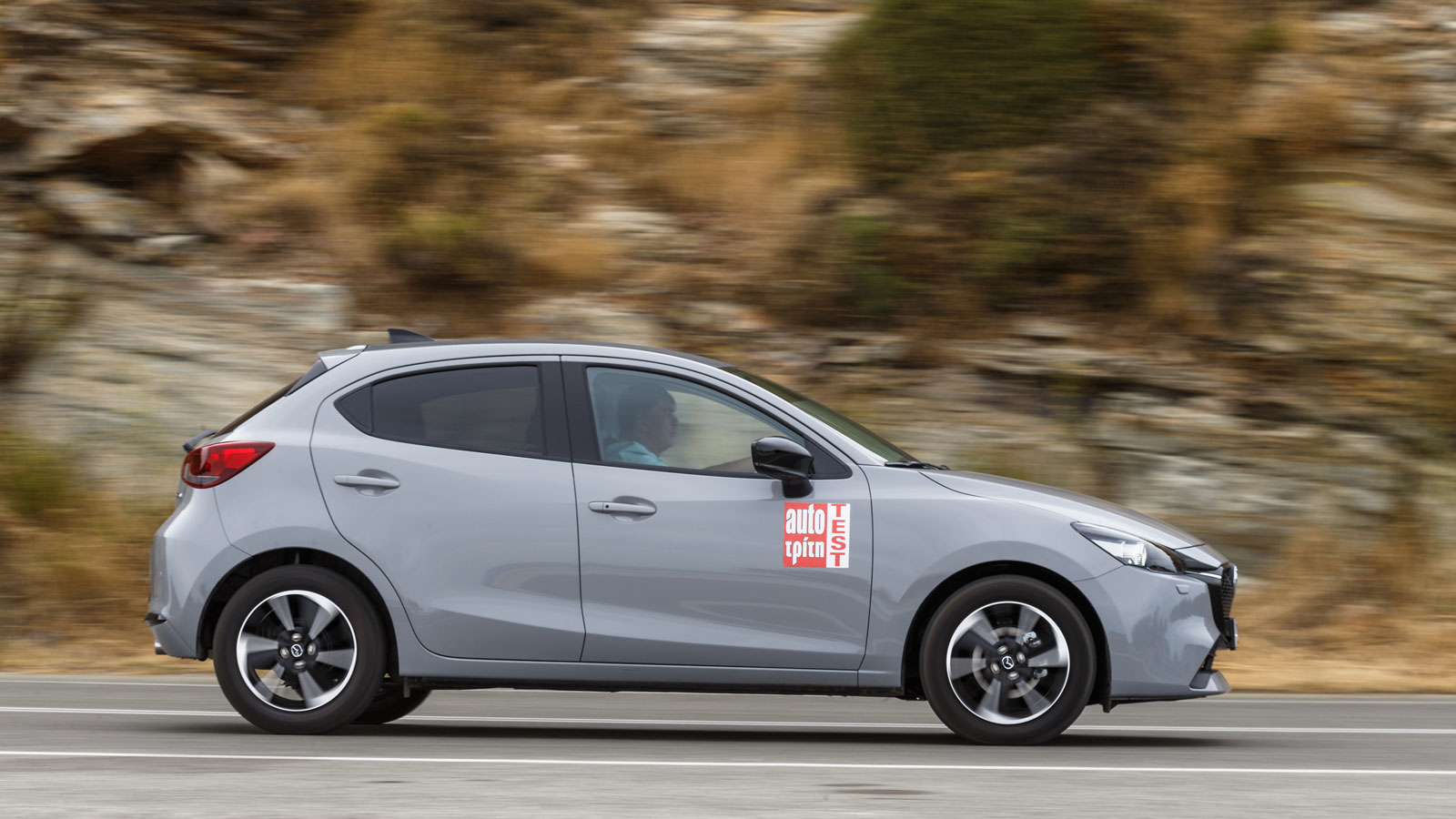 Το ατμοσφαιρικό σύνολο του Mazda 2 θα καλύψει τις ανάγκες της καθημερινότητας και ικανοποιεί με τον πολιτισμένο του χαρακτήρα και τη λειτουργία του μέ
