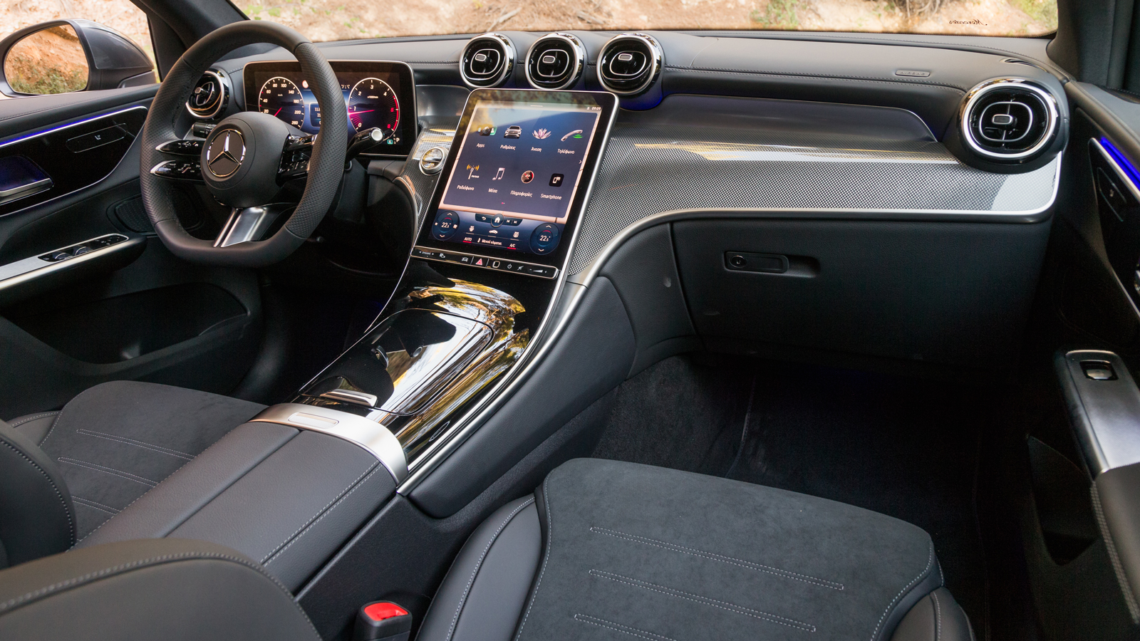 Απόλυτα ικανοποιημένος μένεις με τον high-tech διάκοσμο, με χαρακτηριστικό στοιχείο την κάθετη κεντρική και υψηλής ευκρίνειας οθόνη των 11,9 ιντσών γι