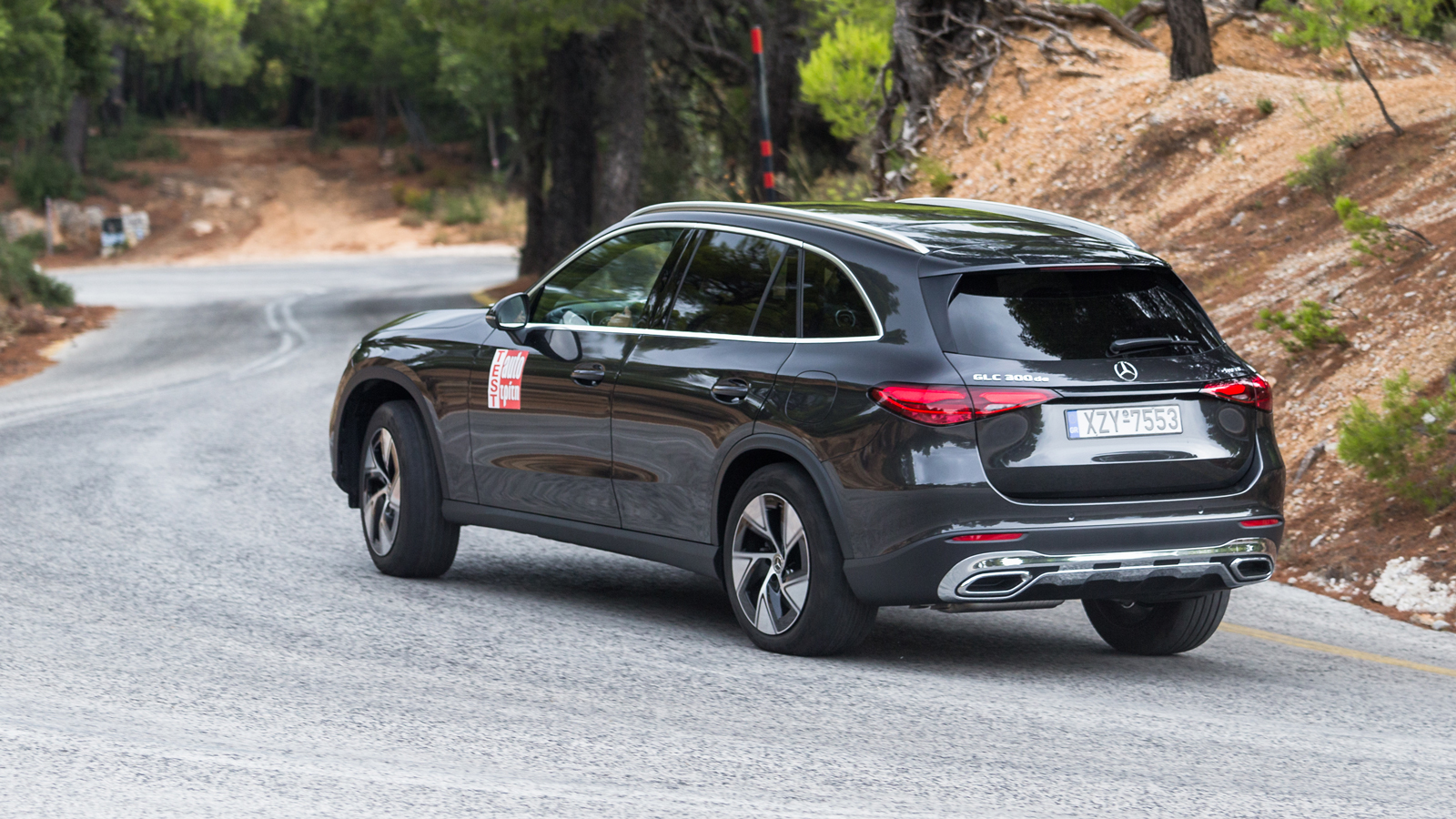 Τα Plug-in hybrid μοντέλα περιλαμβάνουν στον στάνταρ εξοπλισμό τους την ηλεκτρονικά ρυθμιζόμενη αερανάρτηση AIRMATIC. Δουλειά της είναι να ρυθμίζει συ